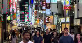 중국인 관광객의 일본 성매매 목적 여행이 늘어나자 일본 정부가 대응에 나섰다. 사진은 지난 9월11일 일본 도쿄 신주쿠 쇼핑가의 모습. /사진=로이터