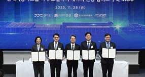 (왼쪽부터) 김보라 안성시장, 양희원 현대차·기아 R&amp;D본부장 사장, 김동연 경기도지사, 윤종군 안성시 국회의원, 김용진 경기주택도시공사 사장의 모습. /사진=현대차