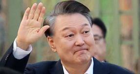 전 한국사 강사 전한길씨가 28일 자신의 유튜브 채널 &#039;전한길뉴스&#039;를 통해 윤석열 전 대통령의 옥중 편지를 공개했다. 사진은 지난 3월 법원의 구속취소 청구 인용으로 석방된 윤석열 대통령이 경기 의왕시 서울구치소를 빠져나와 지지자들에게 인사하는 모습. /사진=뉴스