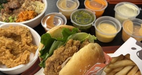 교촌의 파일럿 브랜드 &#039;소싯&#039;은 치킨 기반 델리 메뉴와 자체 개발한 소스를 함께 제공한다. 시식 메뉴로 제공된 (왼쪽 위부터 반시계방향으로) &#039;그릴드 치킨 보울&#039;, &#039;살살 텐더&#039;, &#039;소싯 치킨 버거&#039;, 감자튀김, &#039;딥앤딥 소스&#039; 7종. /사진=고현솔 기자