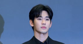 배우 김수현 소속사 골드메달리스트 대표가 퇴사한 것으로 확인됐다. 사진은 지난 3월 서울 마포구 스탠포드호텔에서 열린 기자회견에 참석한 배우 김수현. /사진=뉴시스