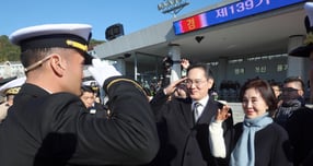 28일 오후 경남 창원시 진해구 해군사관학교 연병장에서 열린 제139기 해군·해병대 사관후보생 수료 및 임관식에서 이재용 삼성전자 회장과 홍라희 리움미술관 명예관장이 이지호 신임 소위에게 경례를 받고 있다./ 사진=공동취재 