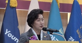 최명숙 전문직여성 한국연맹 회장이 28일 서울 영등포구 공군호텔에서 열린 취임식에서 취임사를 하고 있다. /사진=전문직여성 한국연맹