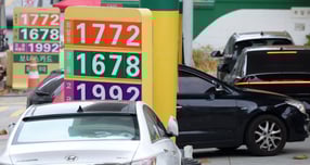 지난 23일 서울 시내 주유소에 유가 정보가 표시되어 있다. /사진=뉴시스