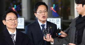 박주민·박범계 더불어민주당 의원 등이 28일 &#039;패스트트랙 충돌&#039; 사건 관련 결심 공판에서 벌금형이 구형되자 &quot;국회법이 정한 패스트트랙 절차를 따랐던 것&quot;이라고 말했다. 사진은 28일 박주민 더불어민주당 의원(가운데)이 서울 양천구 남부지방법원에서 열린 국회 패스트트랙(신속처리안건) 충돌 사건 관련 결심 공판을 마치고 취재진에 입장을 전한 모습. /사진=뉴스