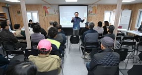 김동근 의정부시장이 자일동 주민들을 찾아가 자원회수시설 사업 추진 등에 관해 설명하고 있다. /사진제공=의정부시