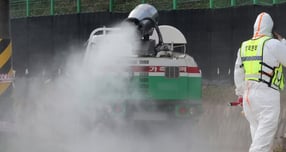 한 축산 농가에서 방역차가 방역을 하고 있다./사진=뉴스