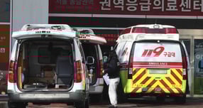 지난 2월25일 서울 시내의 한 대학병원 응급실 앞에 구급차들이 대기하고 있다. /사진=뉴시스