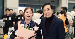  2024 국제탁구연맹(ITTF) 세계청소년선수권대회 U-19 여자단체전에서 우승을 차지한 유예린이 1일 인천국제공항을 통해 귀국, 아버지 유남규 한국거래소 감독으로부터 축하를 받고 있다. 사진은 기사 내용과 직접적인 관계가 없음./사진=뉴시스 김진아 기자 
