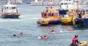 남해지방해양경찰청과 부산해양경찰서, 중앙해양특수구조단 등이 지난 9월17일 오후 부산 영도구 부산해경 전용부두 앞 바다에서 낚시어선 사고 대응 훈련을 하고 있다. /사진=뉴시스