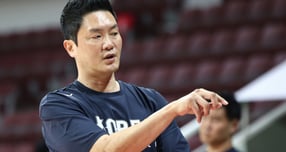 전희철 남자농구대표팀 감독이 25일 경기 안양 정관장 아레나에서 열린 남자농구대표팀과 안양 정관장과의 연습경기에서 작전을 지시하고 있다./사진=뉴스1 김도우 기자