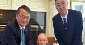 이재명 대통령은 29일 최고령 생존 독립유공자인 이하전 애국지사에게 축전과 선물을 보냈다고 밝혔다. 사진은 선물과 꽃을 들고 기념촬영하는 이 지사의 모습. /사진=뉴스1(이재명 대통령 페이스북)