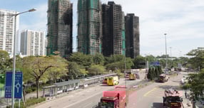 28일(현지시간) 홍콩 북부 타이포의 ‘웡 푹 코트’(Wang Fuk Court) 아파트 단지에서 대형 화재가 완진된 뒤 소방차들이 철수하고 있다. /사진=뉴스1 