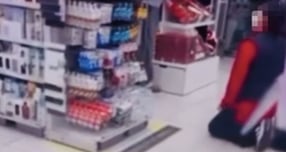 지난 21일 전남의 한 다이소 매장에서 직원이 손님에게 무릎 꿇고 사과하는 영상./사진=스레드 캡처 