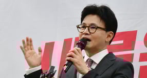 한동훈 전 국민의힘 대표가 지난 8월11일 오후 광주 서구 홀리데이인호텔에서 열린 김화진 국힘 전남도당위원장 취임식에 참석해 축사하고 있다. /사진=뉴시스