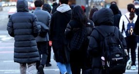 지난 19일 서울 종로구 광화문네거리에서 두꺼운 옷차림을 한 시민들이 이동하고 있다. /사진=뉴시스