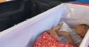 태국에서 화장 직전 관 속에서 깨어난 촌티랏 사쿨꾸. /사진=뉴스1(엑스)