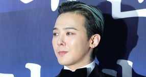 사진은 지드래곤이 지난 10월23일 오후 서울 중구 국립극장 해오름극장에서 열린 &#039;2025 대한민국 대중문화예술상 시상식&#039; 레드카펫 행사에서 하트 포즈를 취하고 있는 모습./사진=뉴스1 권현진 기자