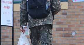 2026학년도 대학수학능력시험일인 13일 오전 한 군인 수험생이 인천시 미추홀구 선인고등학교에 마련된 시험장으로 향하고 있다. 사진은 기사 내용과 직접적인 관계가 없음./사진=뉴시스 전진환 기자 