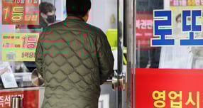 지난 24일 서울 노원구에 위치한 복권 판매점으로 시민이 들어가고 있다. /사진=뉴스