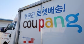 쿠팡의 회원정보 유출 사태에 대해 주요 외신인 로이터가 30일 보도했다. 서울 서초구 쿠팡 서초1캠프에 쿠팡 배송차량이 대기하고 있다. /사진=뉴시스