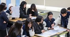 지난 14일 대구 수성구 정화여자고등학교 3학년 교실에서 수험생들이 전날 치른 2026학년도 대학수학능력시험 가채점을 하고 있다./사진=뉴시스