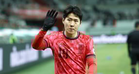 지난 18일 오후 서울 마포구 서울월드컵경기장에서 열린 축구 국가대표팀 평가전 대한민국과 가나의 경기에서 이강인이 교체되며 관중들에게 인사를 하고 있다./사진=뉴시스