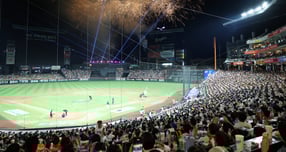 지난 8월29일 대전 한화생명 볼파크에서 열린 프로야구 &#039;2025 신한 SOL뱅크 KBO 리그&#039; 삼성 라이온즈와 한화 이글스의 경기에서 100만 관중 달성 기념 불꽃놀이가 펼쳐지고 있다./사진-뉴스