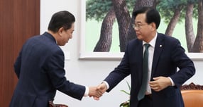 김병기 더불어민주당 원내대표(왼쪽)가 지난 28일 오후 서울 여의도 국회 운영위원장실에서 회동을 하기 전  송언석 국민의힘 원내대표와 악수를 하고 있다./사진=뉴시스