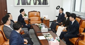 김병기 더불어민주당 원내대표와 송언석 국민의힘 원내대표가 30일 서울 여의도 국회에서 비공개 회동 전 환담을 나누고 있다./사진=뉴스