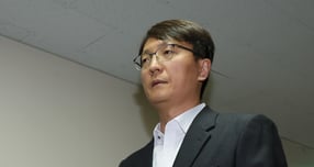 박대준 쿠팡 대표이사가 30일 오후 서울 종로구 정부서울청사에서 열린 쿠팡 개인정보 유출 관련 긴급 관계부처 장관회의에서 참석하며 쿠팡 이용자에게 사과 발언을 하고 있다. /사진=뉴스1 장수영 기자