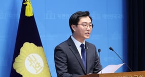 여성 비서관 성추행 혐의로 고소된 장경태 더불어민주당 의원이 30일 서울 여의도 국회 소통관에서 의혹을 부인하는 긴급 기자회견을 하고 있다./사진=뉴시스