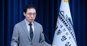 이규연 홍보소통수석이 30일 서울 용산 대통령실 청사에서 다음달 12월3일 이재명 대통령의 외신 기자회견 관련 브리핑을 하고 있다./사진=뉴시스