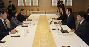 30일 서울 종로구 정부서울청사에서 쿠팡 관련 긴급 관계부처장관회의가 열리고 있다. 왼쪽부터 반시계방향으로 유재성 경찰청장 직무대행, 송경희 개인정보보호위원장, 국정원 관계자, 한 명 건너 배경훈 부총리 윤창렬 국무조정실장. /사진=공동취재단