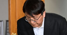 국회 과방위 소속 더불어민주당 의원들이 쿠팡에서 발생한 개인정보 유출 사고와 관련해 국회 차원에서 신속한 검증에 나서겠다고 예고했다. 사진은 30일 서울 종로구 정부서울청사에서 쿠팡 관련 긴급 관계부처 장관회의에 참석 후 나서며 고개숙여 사과하고 있는 박대준 쿠팡 대표.  /사진=공동취재