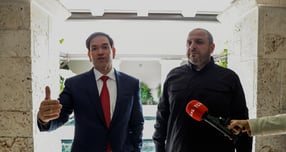 미국과 우크라이나 대표단이 종전안 협상을 위해 미국에서 만났다. 사진은 지난달 30일(현지시각) 미국 플로리다주 홀랜데일 비치에서 마코 루비오 미 국무장관(왼쪽)과 루스템 우메로우 우크라이나 국가안보국방위원회 서기가 기자들과 대화한 모습. /사진=로이터