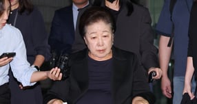 윤석열 정권과 통일교 간 &#039;정교유착&#039; 의혹의 정점으로 지목돼 구속기소된 한학자 통일교 총재의 정식 재판이 시작된다. 사진은 지난 9월 서울 서초구 서울중앙지방법원에서 열린 영장실질심사(구속 전 피의자 심문)을 마친 뒤 법정을 나선 청탁금지법과 정치자금법 위반 등 혐의를 받는 한학자 통일교 총재. /사진=뉴시스