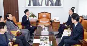 여야가 내년도 예산안과 법인세·교육세 조정 등 현안을 놓고 논의했지만 접점을 찾지 못해 1일 재회동에 나다. 사진은 지난달 30일 김병기 더불어민주당 원내대표와 송언석 국민의힘 원내대표가 서울 여의도 국회에서 비공개 회동 전 환담을 나누고 있는 모습. /사진=뉴스