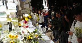 홍콩 당국이 지난달 26일(이하 현지시각) 발생한 아파트 화재 참사 사망자가 146명으로 집계됐다고 밝혔다. 사진은 지난달 30일 화재 참사 현장에서 사람들이 희생자들을 추모한 모습. /사진=로이터