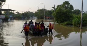 사이클론 &#039;디트와&#039;가 스리랑카를 덮쳐 최소 159명 사망, 203명 실종 상태다. 사진은 지난달 30일(현지시각) 스리랑카 켈라니야 침수 지역에서 보트를 타고 구조된 사람들의 모습. /사진=로이터
