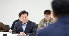 박승원 광명시장이 지난 11월 한국토지주택공사(LH) 광명시흥사업본부에서 김용석 대도시권광역교통위원장을 만나 광명시흥 공공주택지구 광역교통개선대책 추진을 촉구하고 있다. /사진제공=광명시