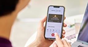 SKT 에이닷이 AI로 통화 중에도 보이스피싱을 잡아낼 수 있게 됐다. 사진은 SKT 모델이 에이닷 전화의 ‘AI 보이스피싱 탐지’ 기능을 사용하는 모습.  /사진=SKT