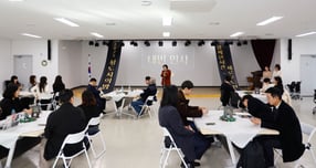 김경희 이천시장이 지난달 29일 이천시 보건소 대회의실에서 열린 &#039;2025년 이천시 청년도전지원사업 성과공유회&#039;에 참석해 인사말을 하고 있다. /사진제공=이천시