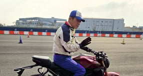 이영선 인스트럭터(교관)이 기본 조작을 시연하며 주행 전 안전 수칙을 설명하던 모습. /사진=김대영 기자