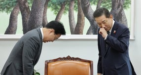 여야가 내년도 예산안 처리 시한을 하루 앞두고 합의점 모색을 위한 회동에 돌입했으나 협상에 난항을 겪고 있다. 사진은 1일 김병기 더불어민주당 원내대표(오른쪽), 송언석 국민의힘 원내대표가 서울 여의도 국회에서 회동하는 모습. /사진=뉴스