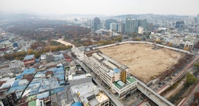 한호건설이 보유한 세운4구역 토지 전체를 매각하기로 결정했다. 사진은 서울 종로구 종묘와 세운4구역 모습. /사진=뉴시스