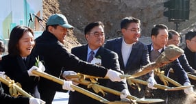 우원식 국회의장과 오세훈 서울시장, 최호정 서울시의회 의장을 비롯한 내빈들이 1일 오전 서울 노원구 백사마을 재개발사업 기공식에서 첫 삽을 뜨고 있다. /사진=뉴시스