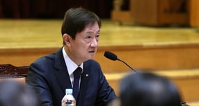 이찬진 금융감독원장이 네이버파이낸셜과 두나무의 포괄적 주식교환과 관련해 &quot;가상자산과 금융은 현재 금가분리(금융과 가상자산 분리) 체계 아래 있다&quot;며 &quot;입법이 완비되지 않은 상황에서 빅테크가 규제 공백을 활용해 금융권으로 확장할 때 어떤 부작용이 생길지 주목하고 있다&quot;고 밝혔다. 사진은 이찬진 금융감독원장이 1일 서울 여의도 금융감독원에서 출입기자단과의 기자간담회를 열고 인사말을 하는 모습. /사진=뉴스