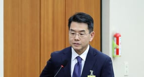 지난 10월 20일 서울 여의도 국회에서 열린 과학기술정보방송통신위원회 방송미디어통신위원회 국정감사에서 답하고 있는 강희석 유진ENT(유진이엔티) 대표이사. /사진=뉴시스