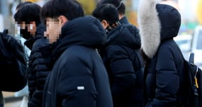 오는 2일 충남, 전북, 제주도에 비나 눈이 내릴 것으로 보인다. 사진은 지난달 19일 서울 종로구 광화문네거리에서 두꺼운 옷차림을 한 시민들이 이동한 모습. /사진=뉴시스 